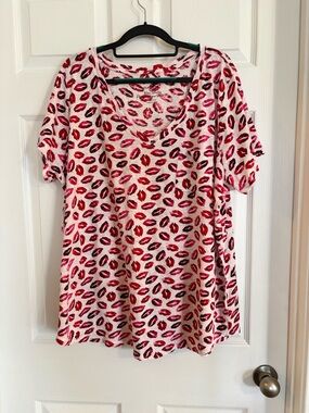 torrid Pink & Red Lip-Print V-Neck Tee 3X 💯 cotton